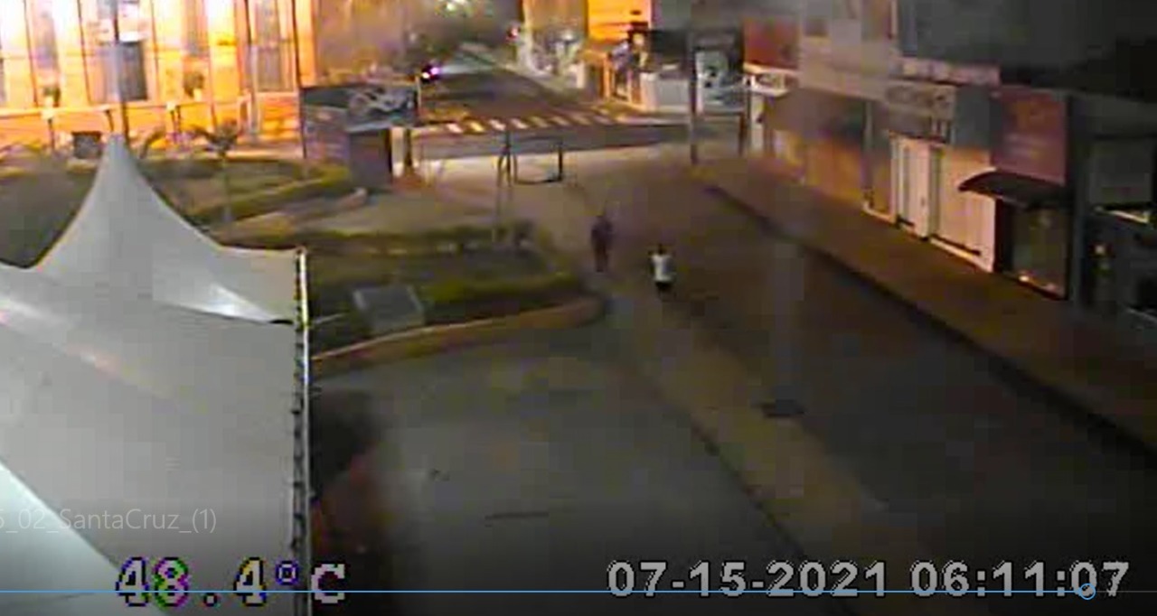 Foto 2 de 3 — Câmera flagrou momentos do assassinato de morador de rua na Santa Cruz